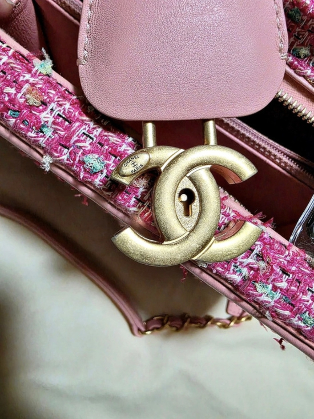 Chanel Pink Tweed CC Filigree Vanity Case - Picture 13 of 15